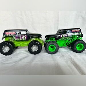 Set of 2 Plastic Monster Jam Grave Digger